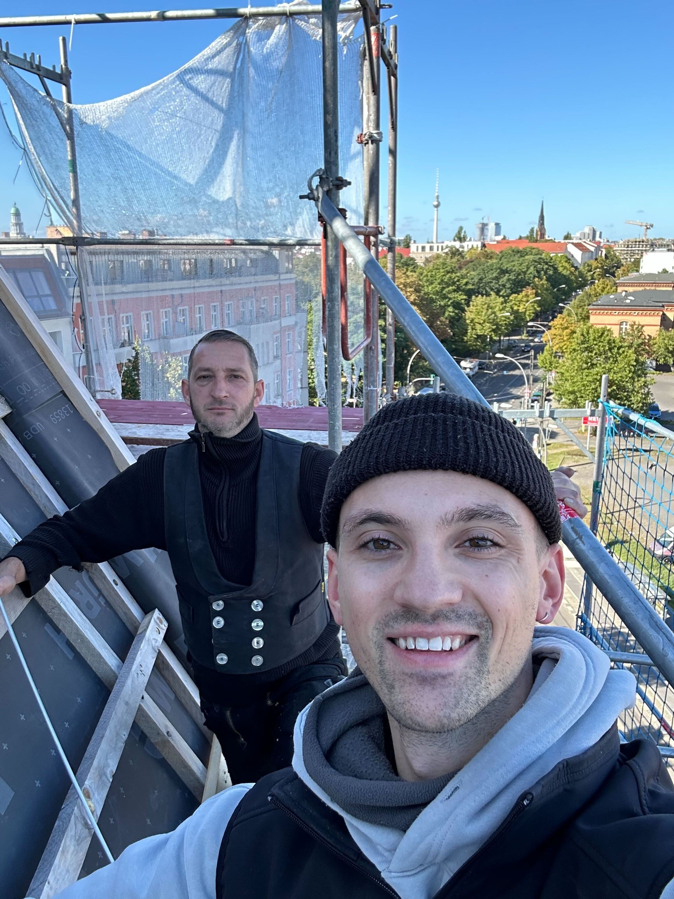 Lennart von Powerdecker und Dachdeckermeister Stephan auf dem Dach in Berlin