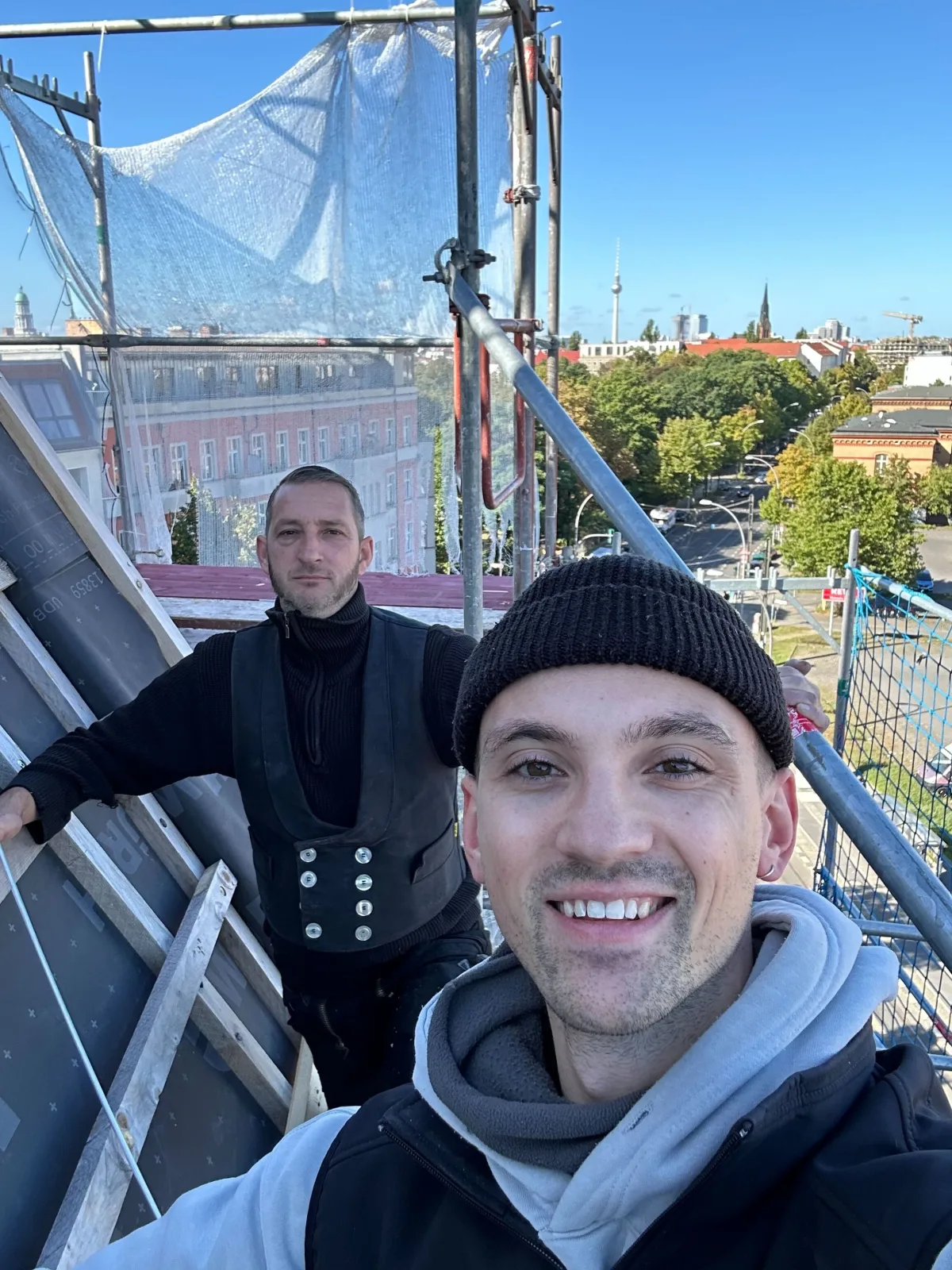 Lennart von Powerdecker und Dachdeckermeister Stephan auf dem Dach in Berlin